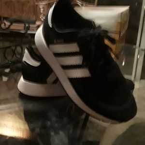 Boys size 5 Adidas N-5923s like new